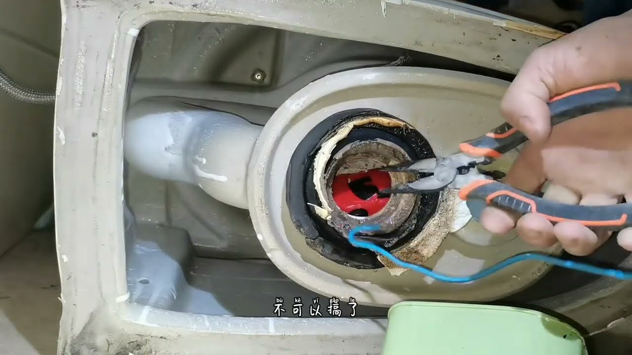 小汽车掉进马桶如何疏通 快速疏通马桶 马桶掉异物疏通。
