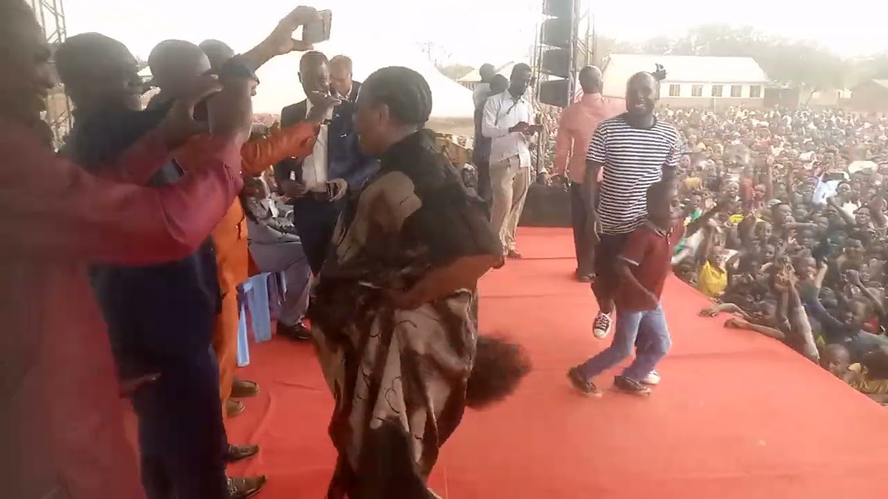 Tunazidi kuwasha moto wa injili Segese kahama na dada Rose muhando Kunguru vas Rose..