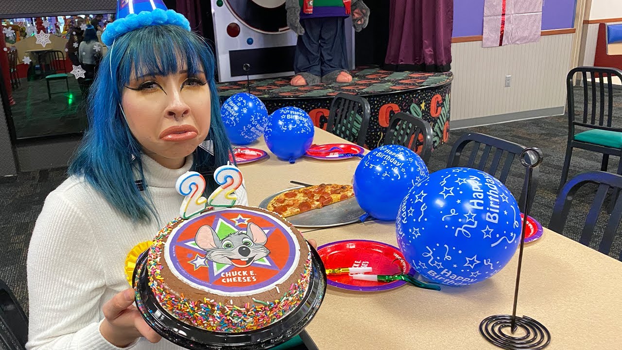 Никто не пришел на ее день рождения в стиле Chuck E Cheese.
