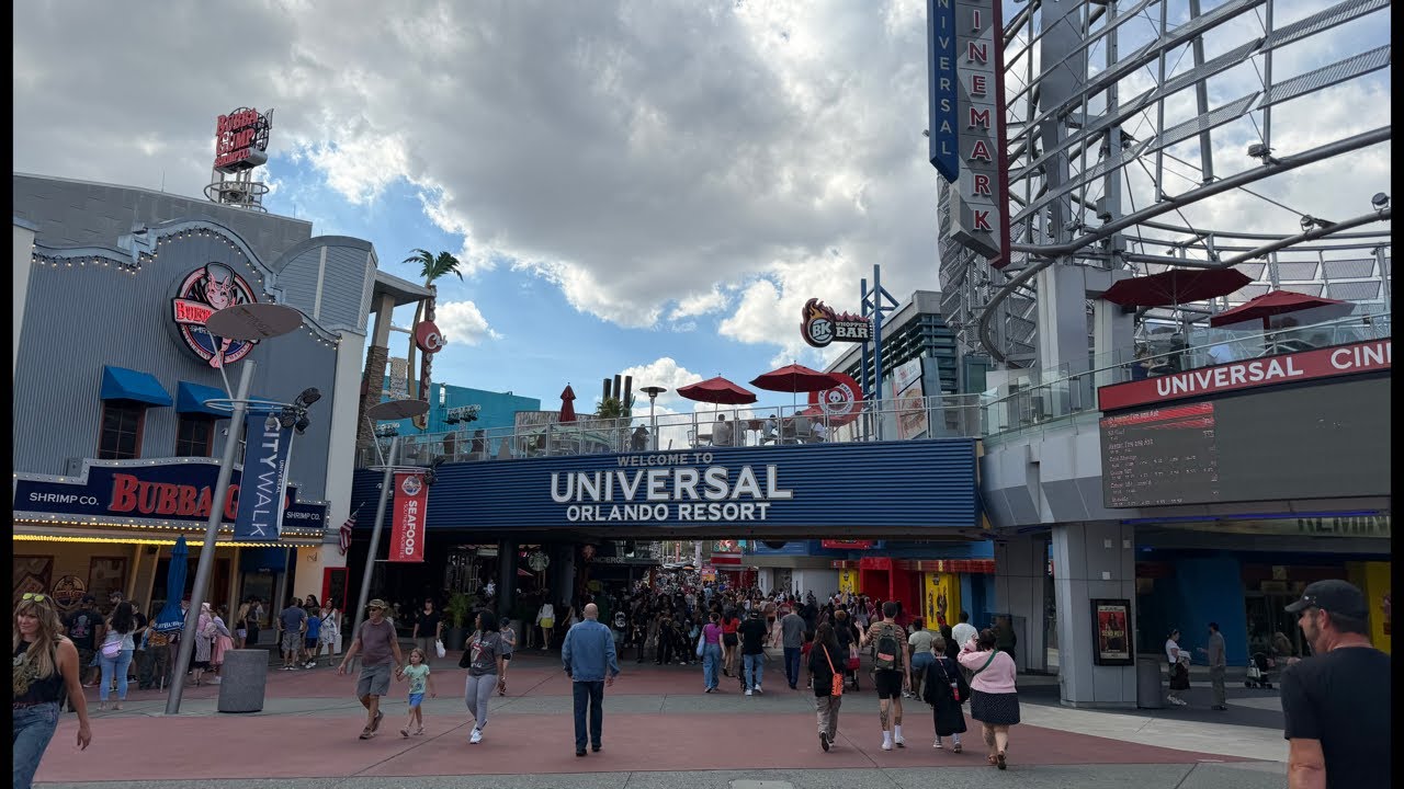 🔴 LIVE from Universal Studios Orlando for Valentine’s Day and Mardi Gras Parade