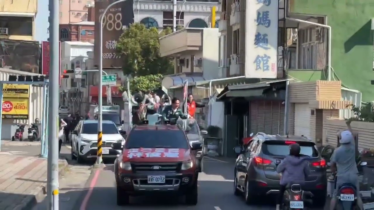林俊憲車隊選前衝刺，黃偉哲現身籲市民做最好選擇！|台南市長參選人林俊憲，今(11)日從東區關帝殿出發，在把握選前黃金時刻，在市區遊行爭取市民支持。台南市長黃偉哲現身，與林俊憲共同上香|影片提供：林俊憲