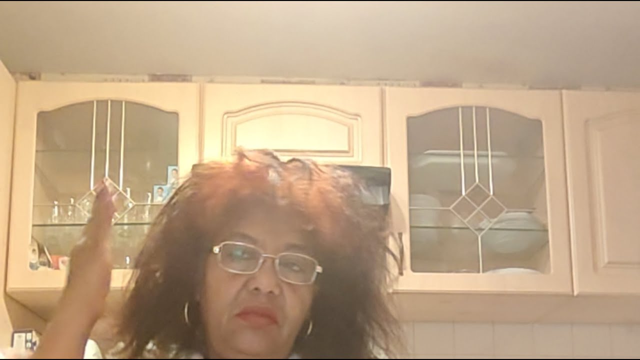 G Kif überträgt einen Livestream.