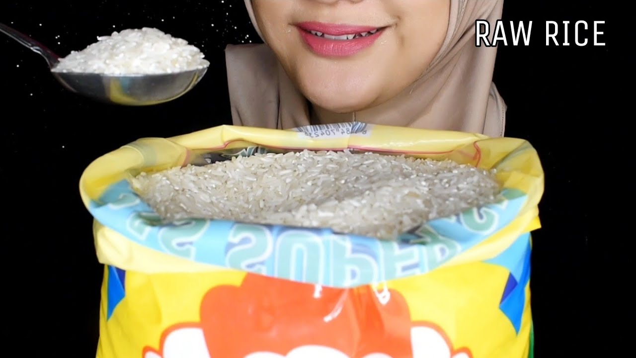 ASMR RAW RICE EATING || RAW RICE || MAKAN BERAS DI KARUNG PAKE CENTUNG ||BERAS MERK ENAK