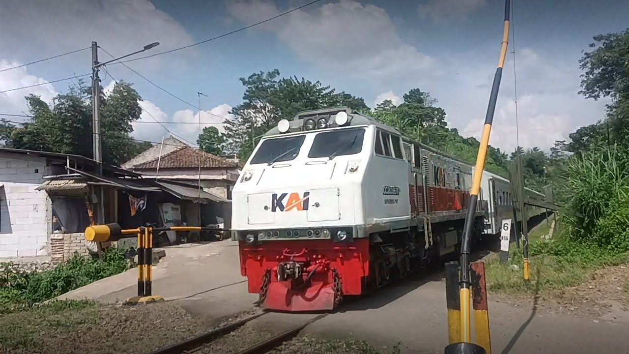 HUNTING KERETA API DI PERLINTASAN BOJONGKONENG NGAMPRAH