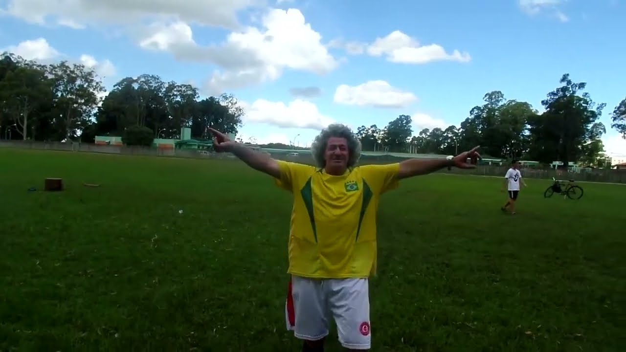 JORGE BRASIL EM MAIS UM JOGO DE FUTEBOL.