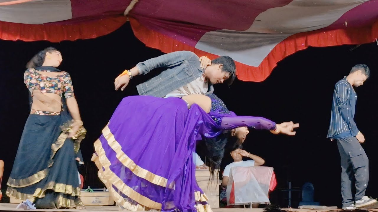 पूरब से चली पुरवाई की छम छम पायल बोले | Saajan Ki Baahon Mein ( Tija Yadav Nach Program Paras !!