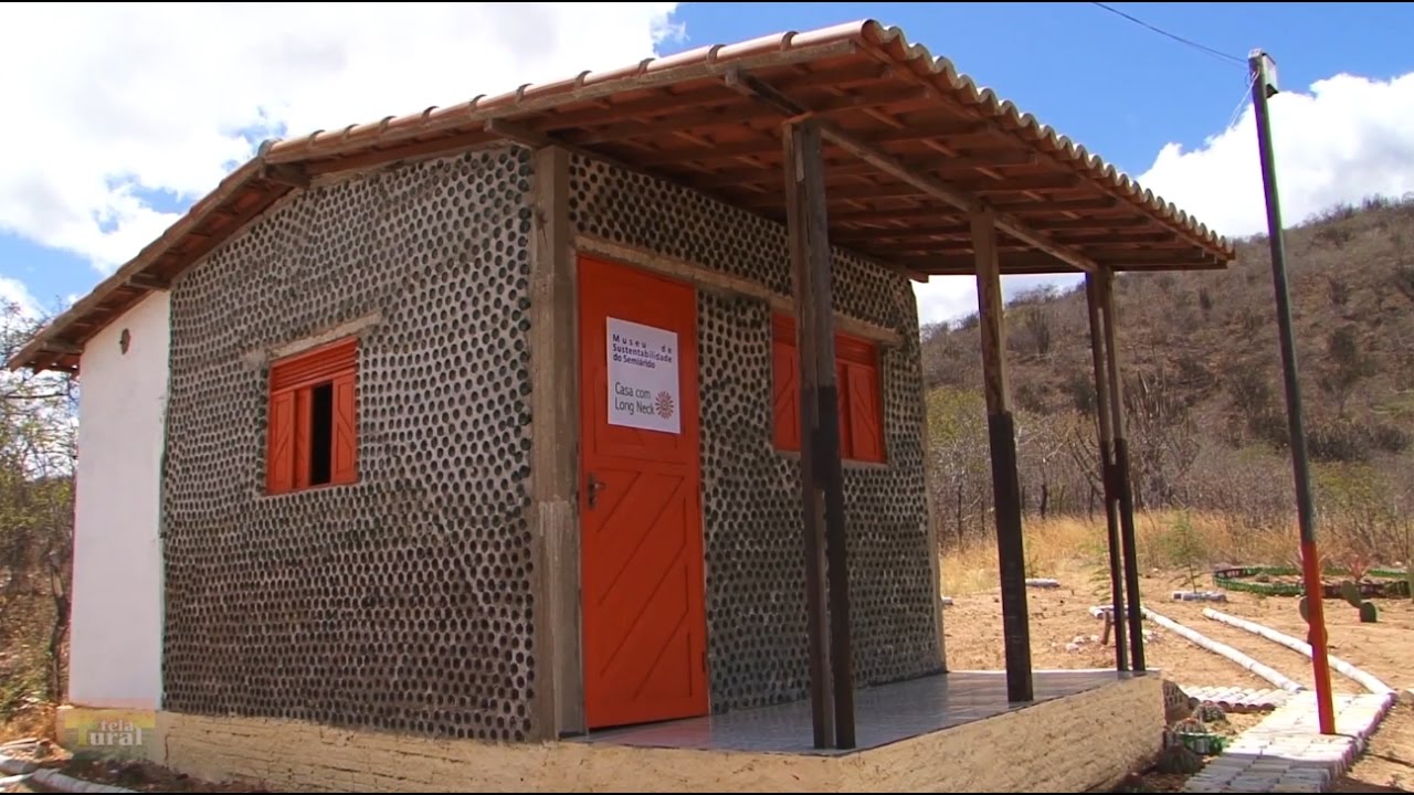 Casas feitas com garrafas pet e logneck
