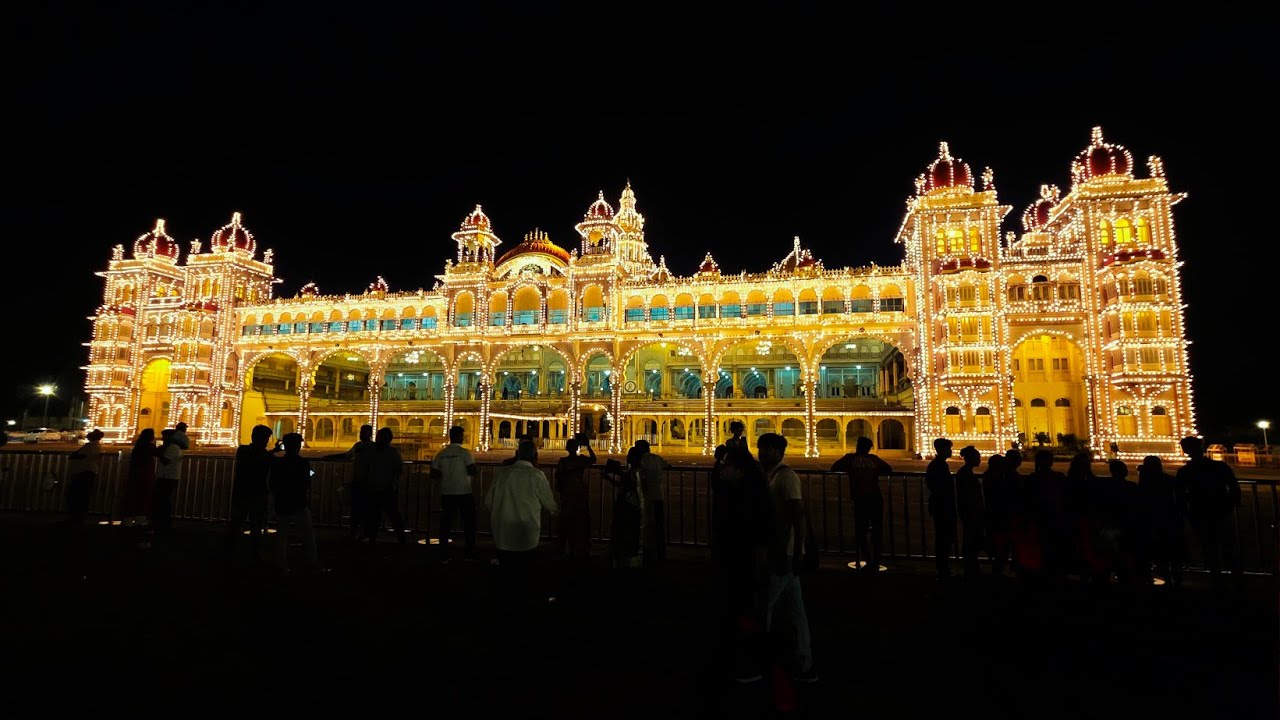 ಮೈಸೂರಿಗೆ ಹೋದ್ಮೇಲೆ ಲೈಟಿಂಗ್ಸ್ ನಿಂದ ಅಲಂಕೃತ ಗೊಂಡಿರೋ ಅರಮನೆ ನ ನೋಡ್ದೆ ಬರಕಾಗುತ್ತಾ  ಬರಕಾಗುತ್ತಾ