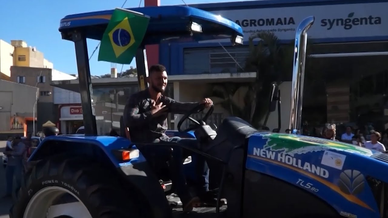 Procissão com tratores celebra a colheita em Piedade/SP