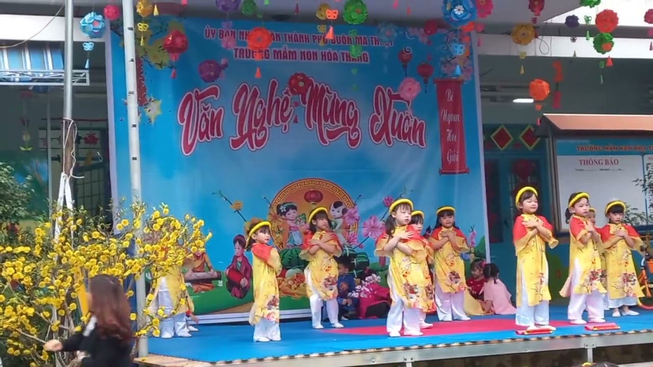 Anh Quân múa mầm non
