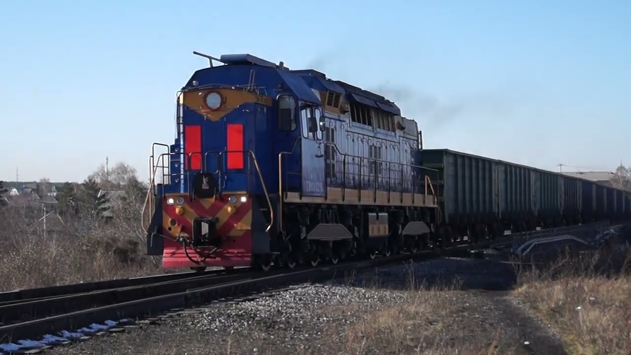 ТЭМ14-0219 грузовой дает газу на подъём