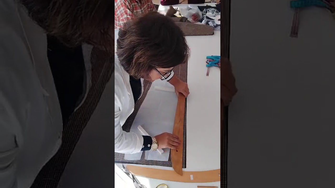 pantolon kalıbı yerleştirdik ve kendi ölçüleri ile karşılaştırdık kalıpta yoktu fermuar yeri çizdik.