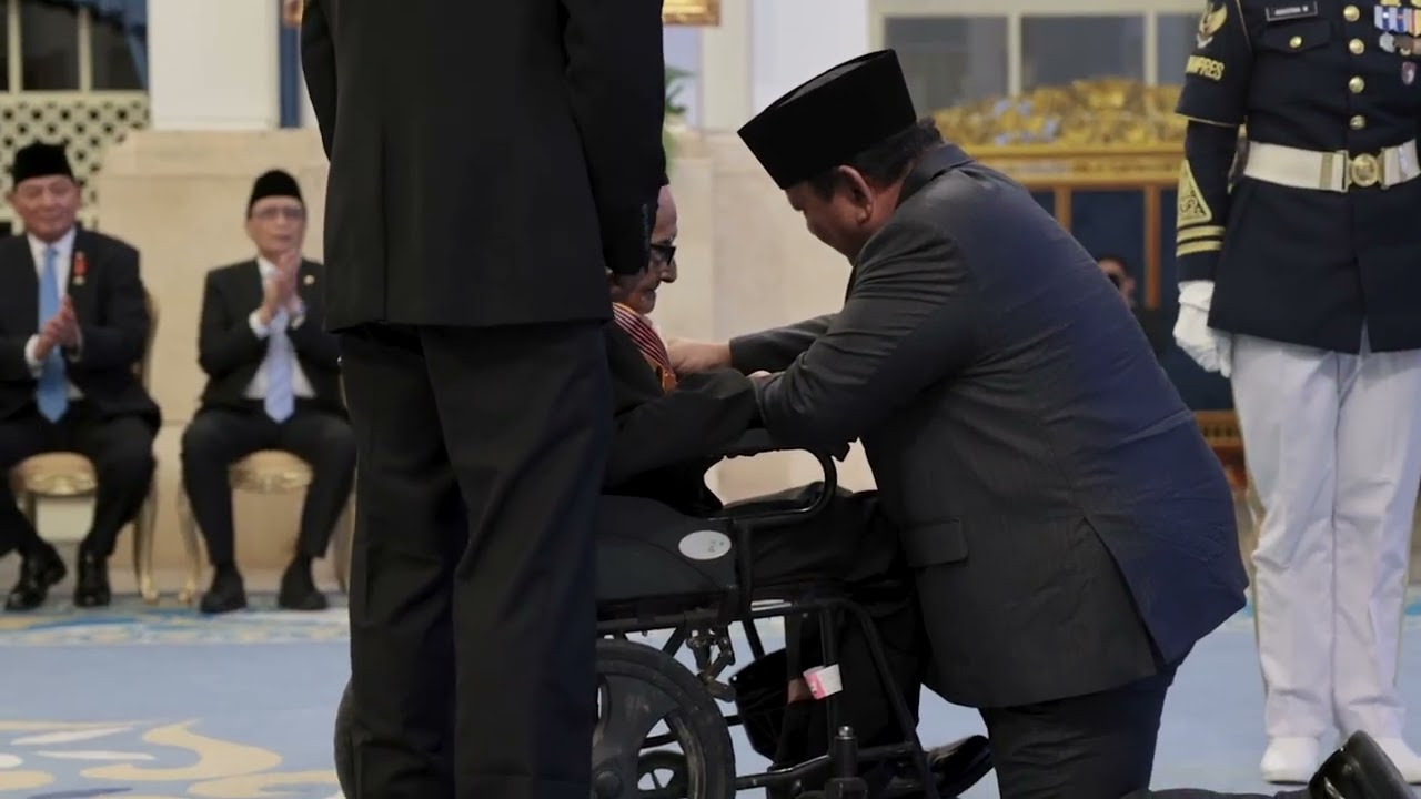 Momen Presiden Prabowo Berlutut Anugerahkan Bintang Jasa untuk Nyak Sandang, 