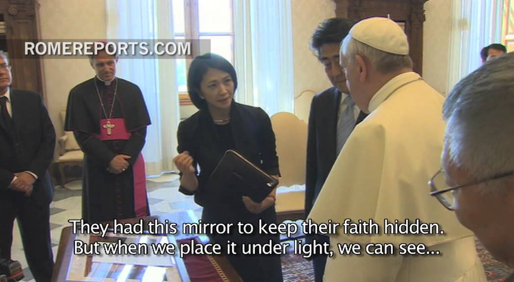 Japan's prime minister gives Pope a Japanese magic mirror
