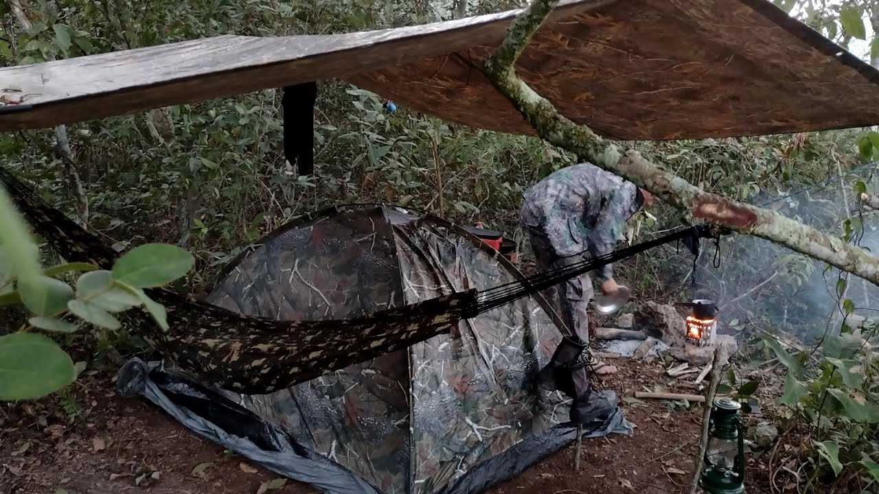 Acampando sozinho na beira do rio verde 🌳🔥🏕️🌲/ Camping alone on the edge of the green river.