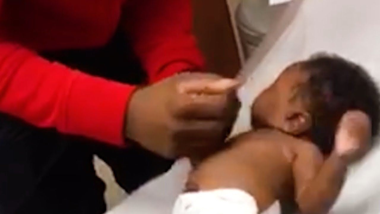 La façon dont ce père calme son fils chez le médecin va vous toucher en plein cœur