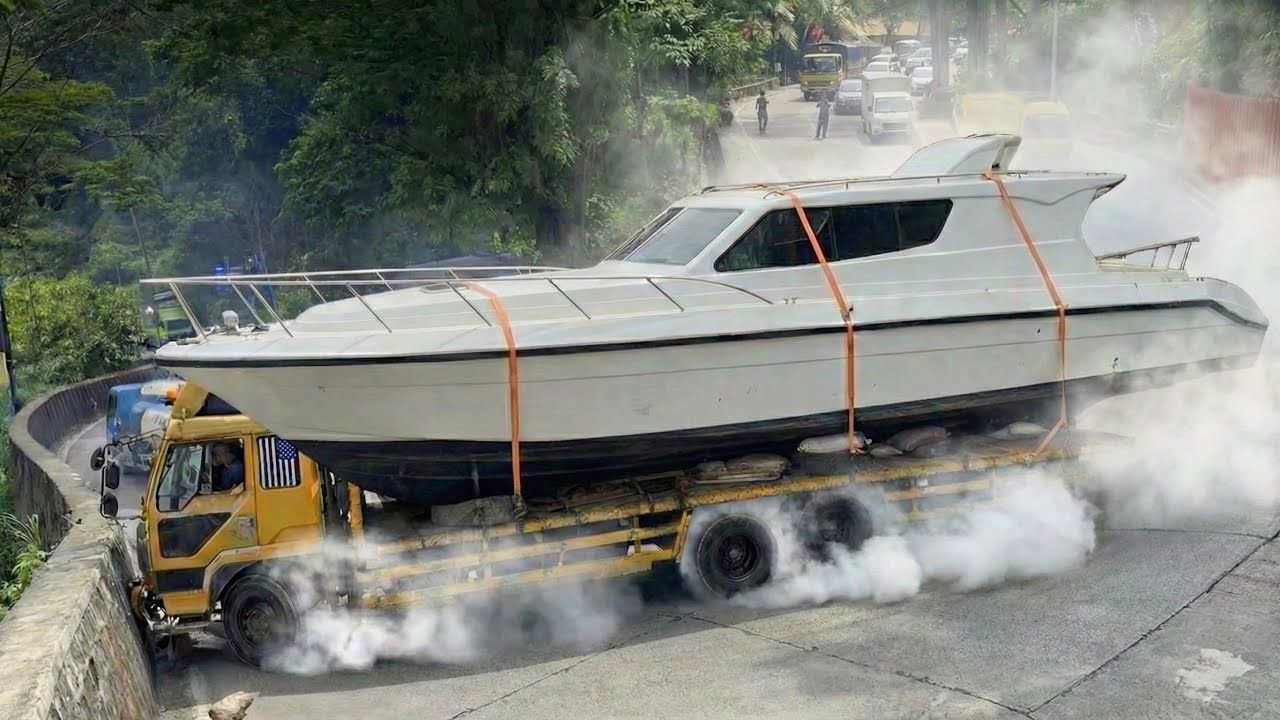 Menit Menit Menegangkan‼️Sopir Keringat Dingin, Drama Truk Muatan Kapal Raksasa Tumbang di Tikungan