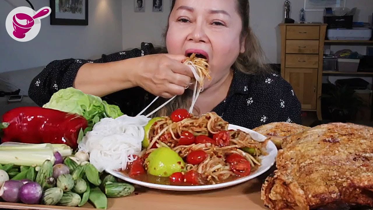 Давайте есть сом там с рисовой лапшой #crispypork #crispyvegetables #Yainang