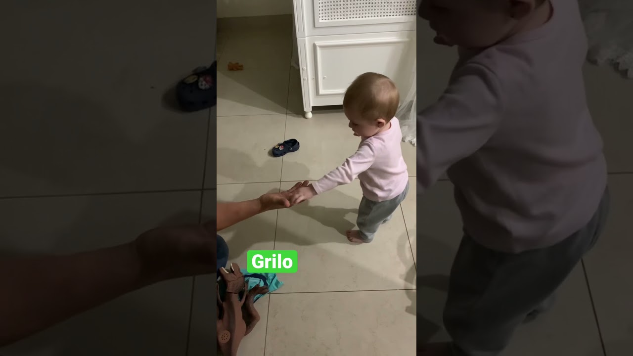 Valente tenta pegar o grilo mais resiste - #shortskids #shorts #grilo #bichosengra&ccedil;ados #bichosolto