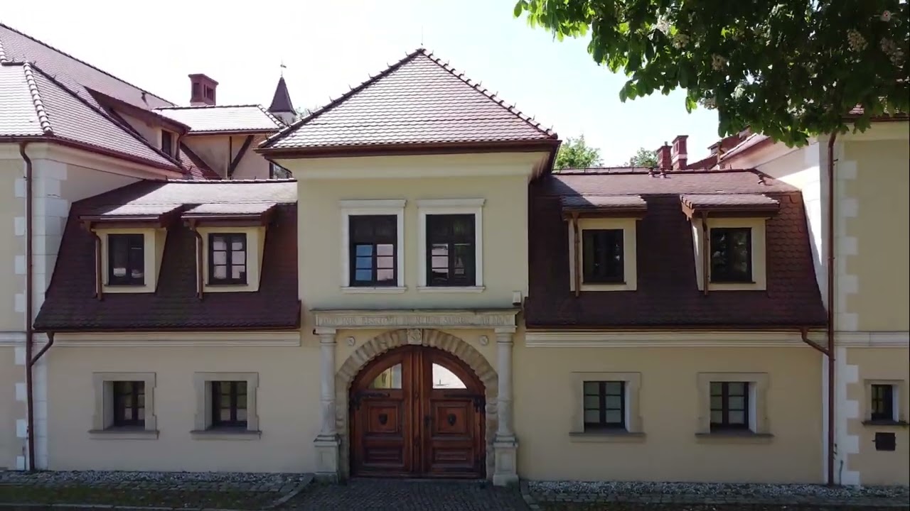 Zamek Stare Tarnowice z XVIw. widziany z lotu ptaka.