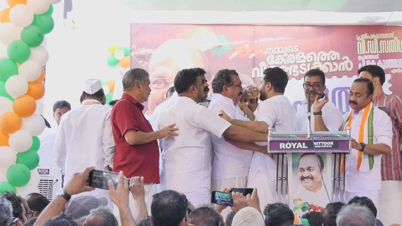 സംസാരിക്കുന്നില്ലെന്ന് ഷാഫി,വേണമെന്ന് നേതാക്കൾ; കുറ്റ്യാടിയിൽപുതുയുഗയാത്രാസ്വീകരണ വേദിയിലെ ദൃശ്യങ്ങൾ