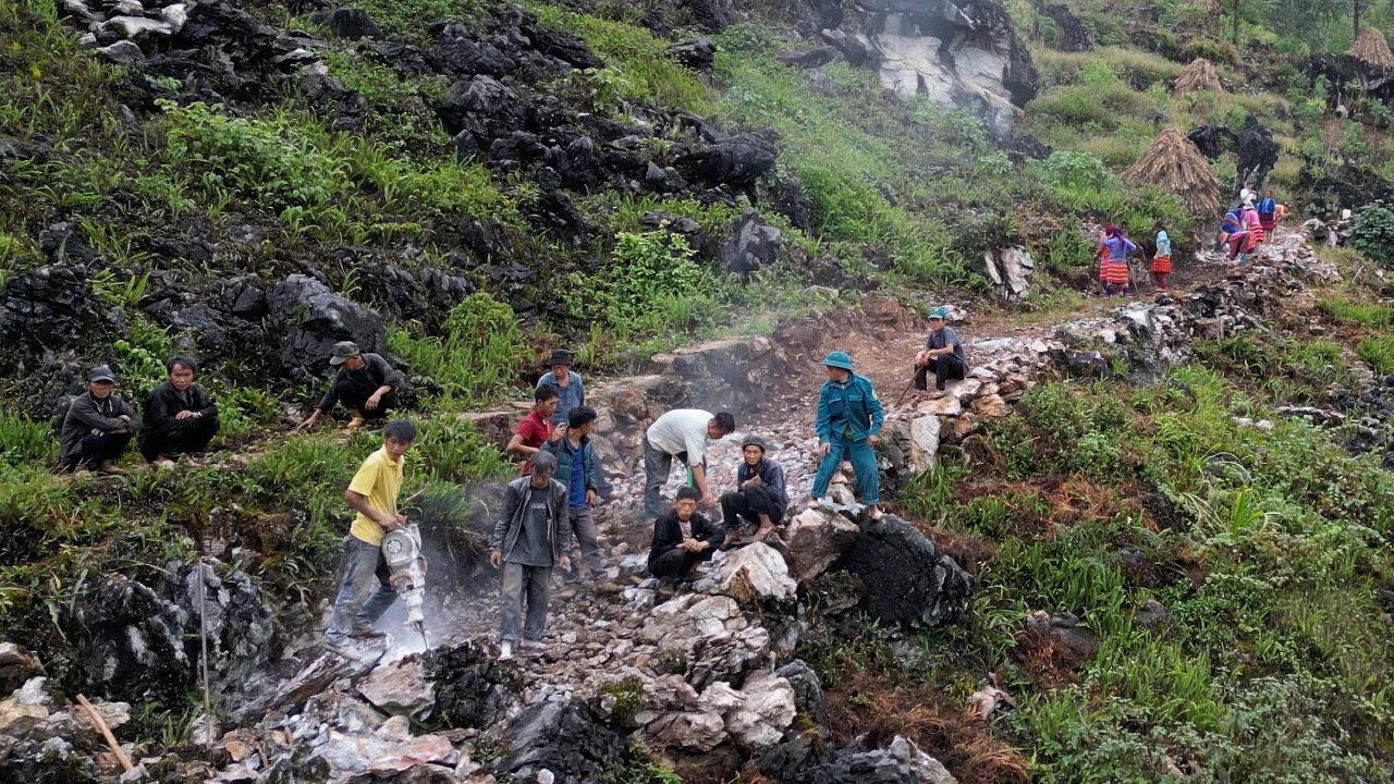 ThàoMíLinh || Thăm 4 Ngôi Nhà Sống Trên Đỉnh Núi Và Khảo Sát Tuyến Đường 3Km Thôn Đề Chia A