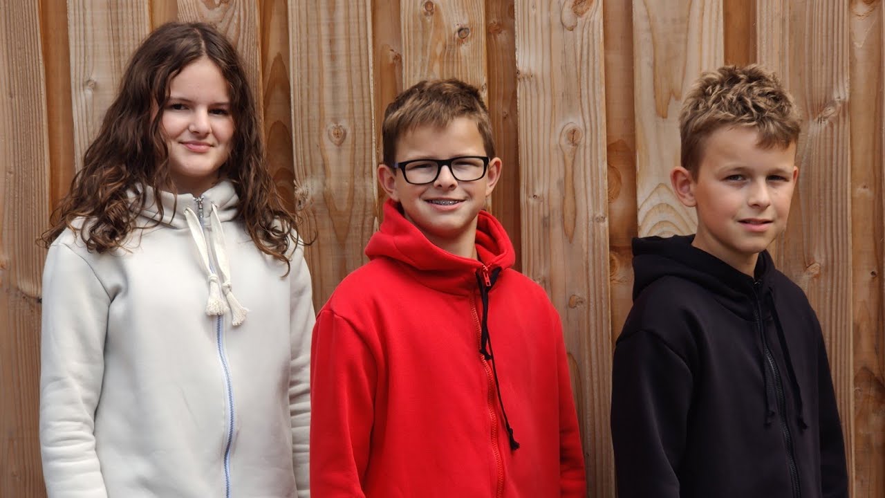 Samen met mijn kleindochter hoody's maken voor de kleinkinderen, daar is de vakantie goed voor.