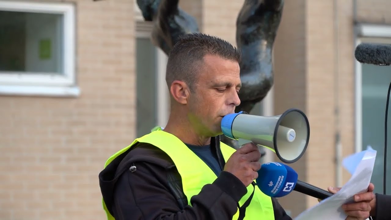Demonstratie tegen AZC bij gemeentehuis in Bovenkarspel