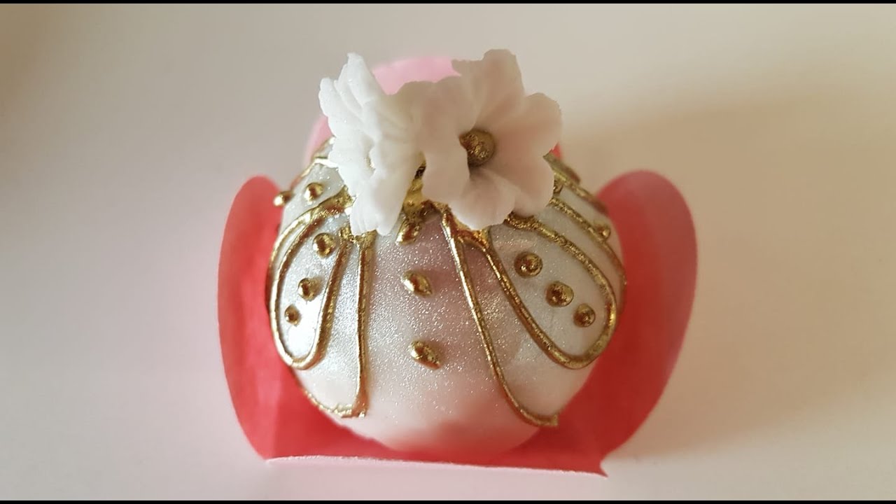 Fondant Dourado para Decoração de Doces e Bolos/ Luzia Oliveira.
