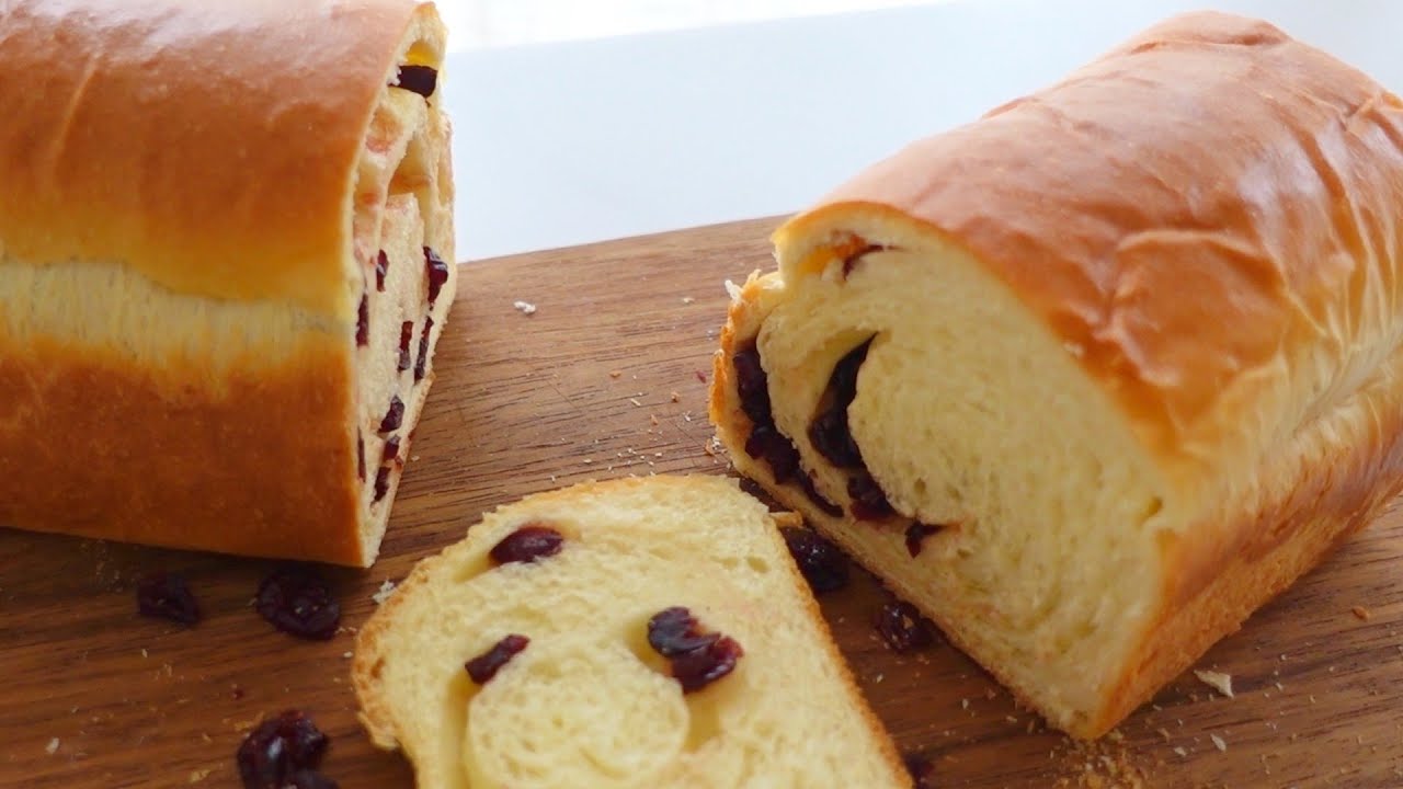 蔓越莓面包卷 | Cranberry Bread Rolls 蔓越莓面包卷 外皮微脆 内心柔软 搭配酸酸甜甜的蔓越莓干 好吃到炸裂 没有任何难度