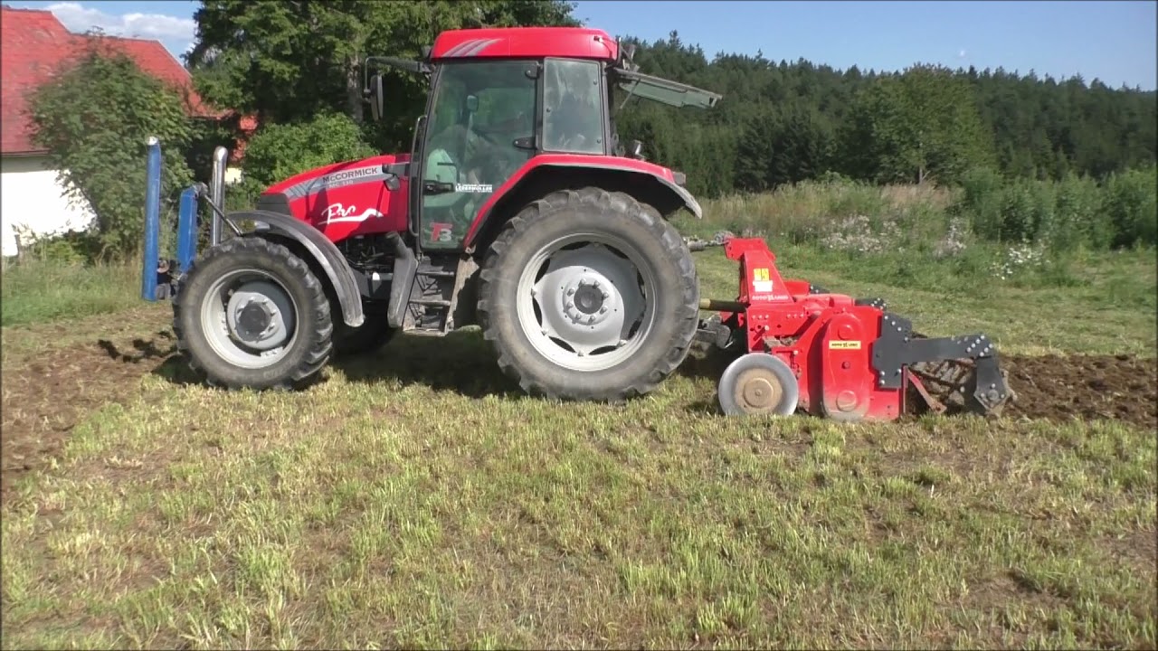 Wiese mit Roto Land Bodenfräse und McCormick MC 130 umackern