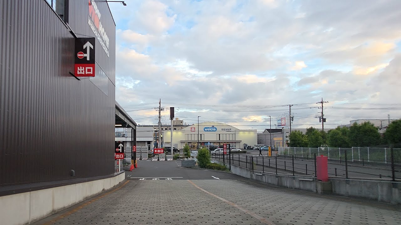 スーパービバホーム小田原国府津店『屋上』駐車場出口から｜小田原市 小八幡 ホームセンター