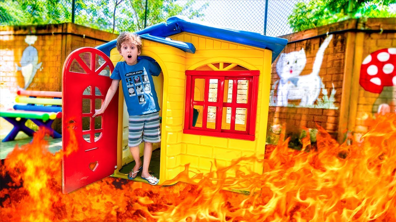 BRINCANDO de O CHÃO É LAVA no PARQUINHO com CASAS DE BRINQUEDO para CRIANÇAS