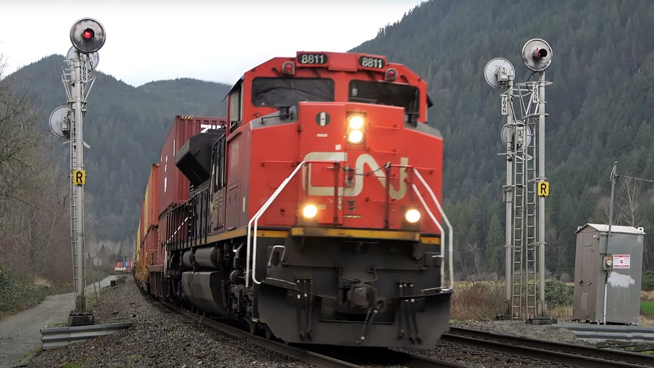 TRAIN CREW GIVES THE FINGER!! 3 RRs, 12 Trains, EMD Action, RARE C40-8 DPU, and SRY SW900 with K5LA