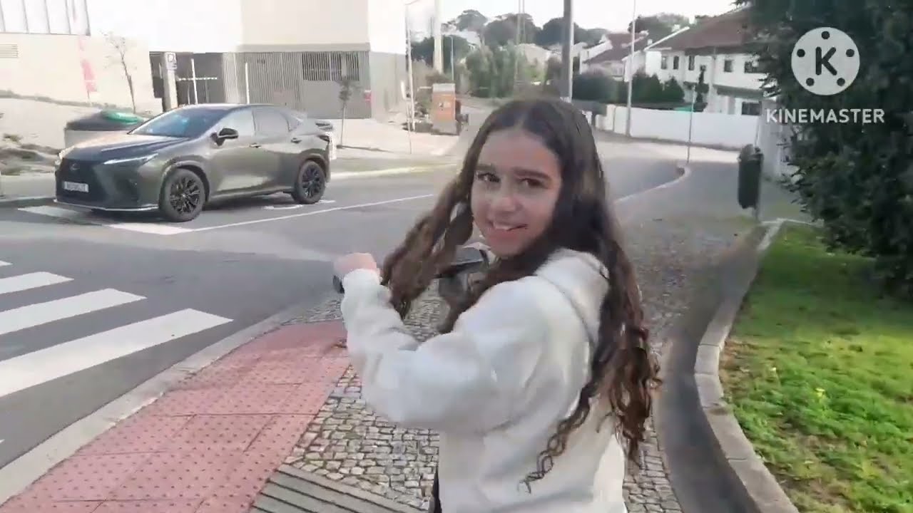 Manuella &Bruna Valdez Em... Indo ao Mercado de trotinete