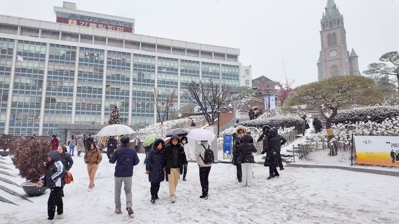 4K Snowfall in Seoul, Korea | Myeongdong Snow Walk -1°C Frozen Winter day