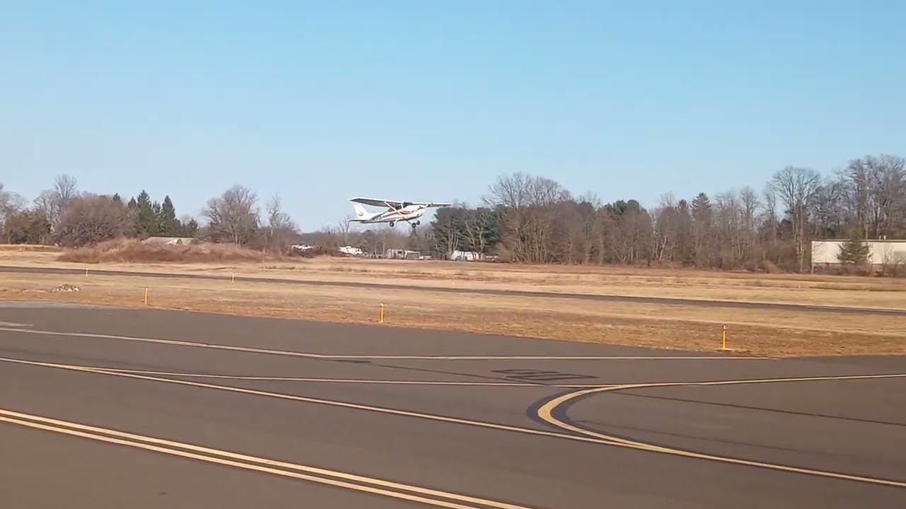 Cessna 172S Skyhawk SP Take-Off at Doylestown Airport (DYL)