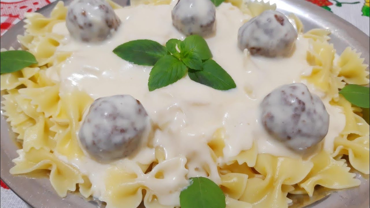 Macarrão com Molho Branco e Almondegas