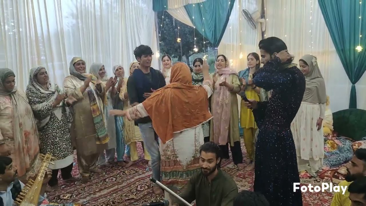 #Kashmirsong Singer saqlain #kultreh 7889923943 9596398478 break dance 😃😃