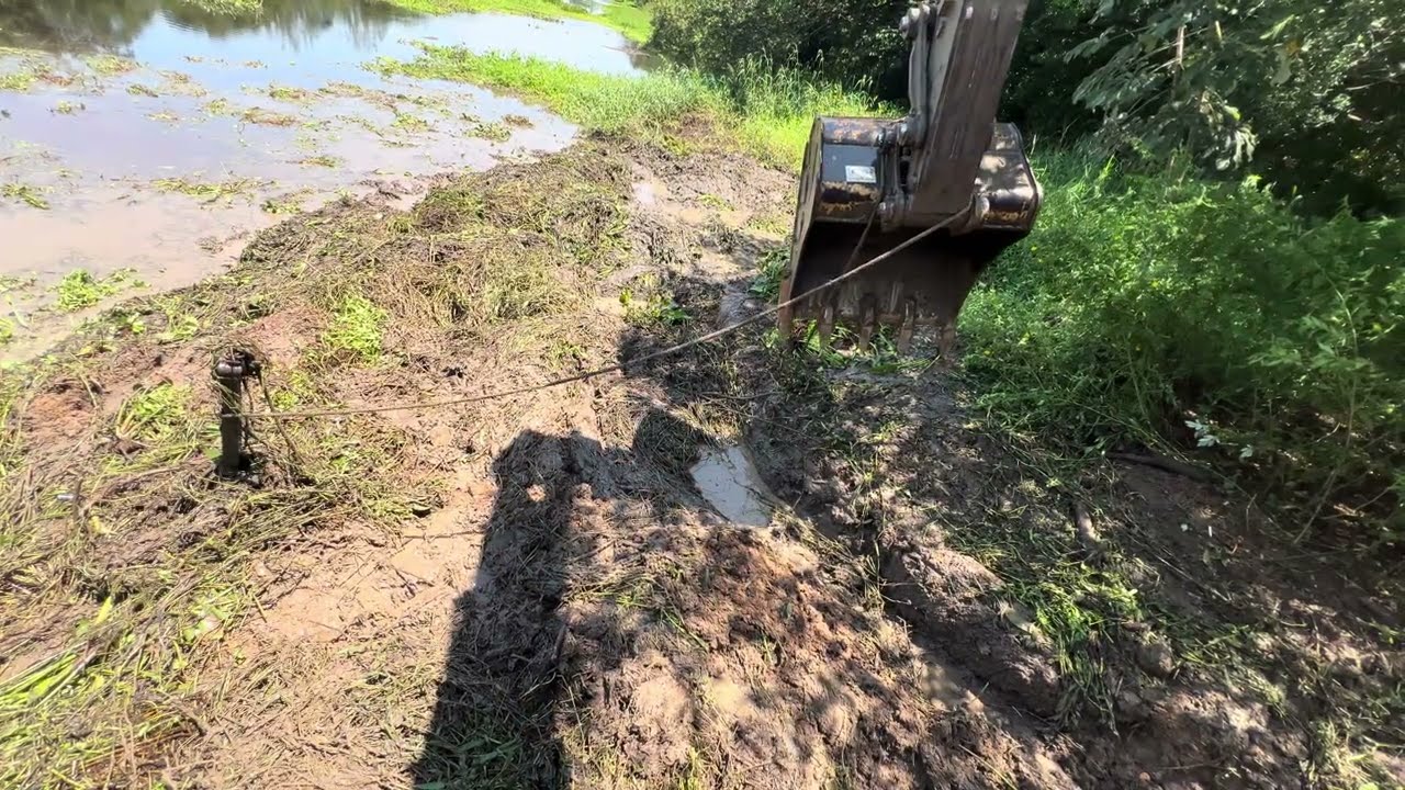 Escavadeira hidráulica DENTRO do RIO 🌊 limpando tudo 