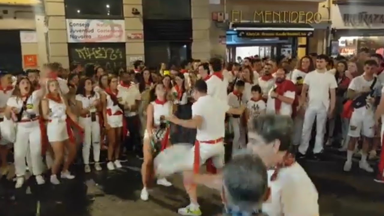 San Fermines 2023  POR LA NOCHE Pamplona [baile y música 🎶 ]