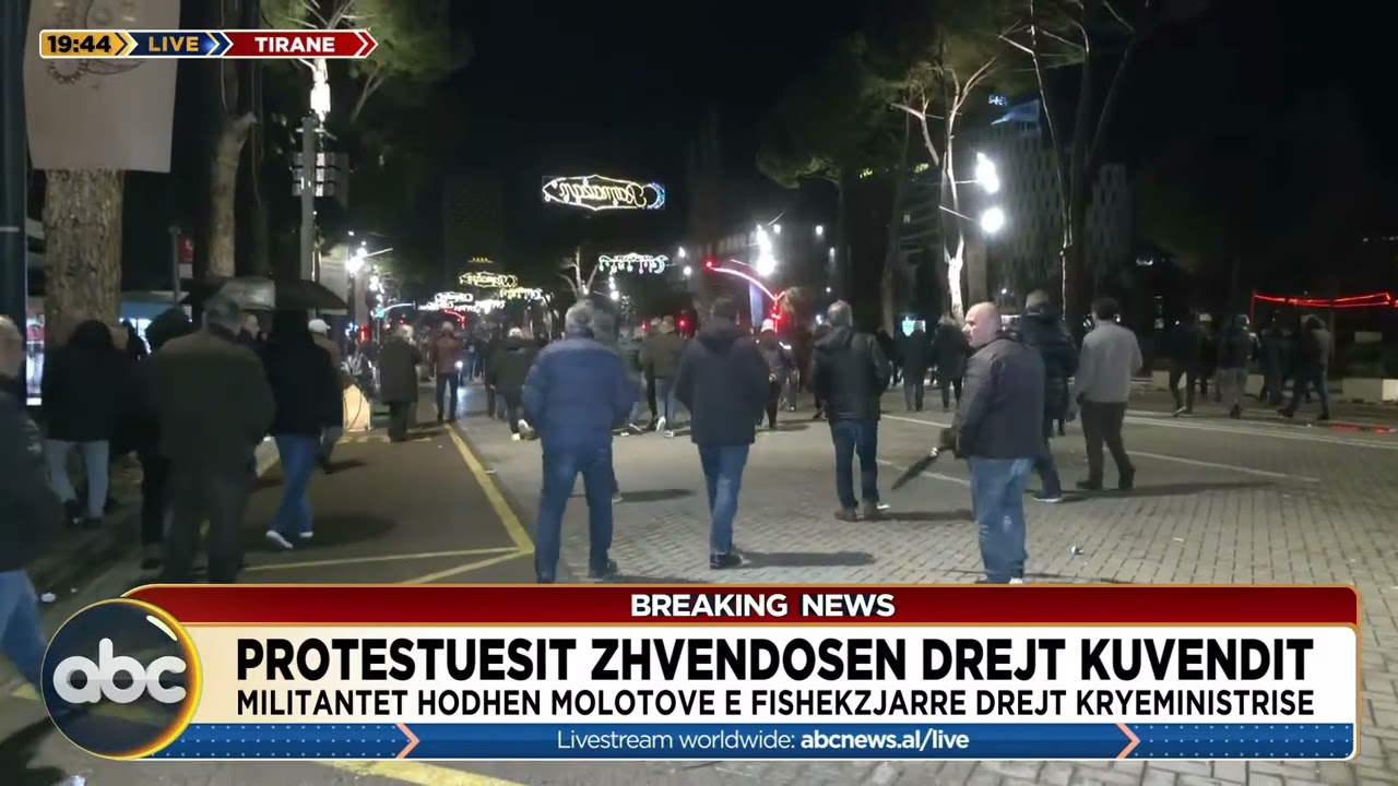 Protestuesit zhvendosen drejt Kuvendit/ I njejti skenare, militantet hedhin molotove e fishekzjarre