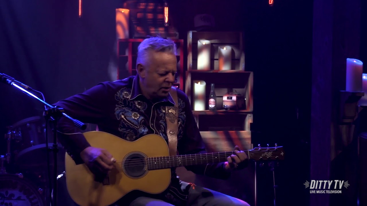 Tommy Emmanuel performs 