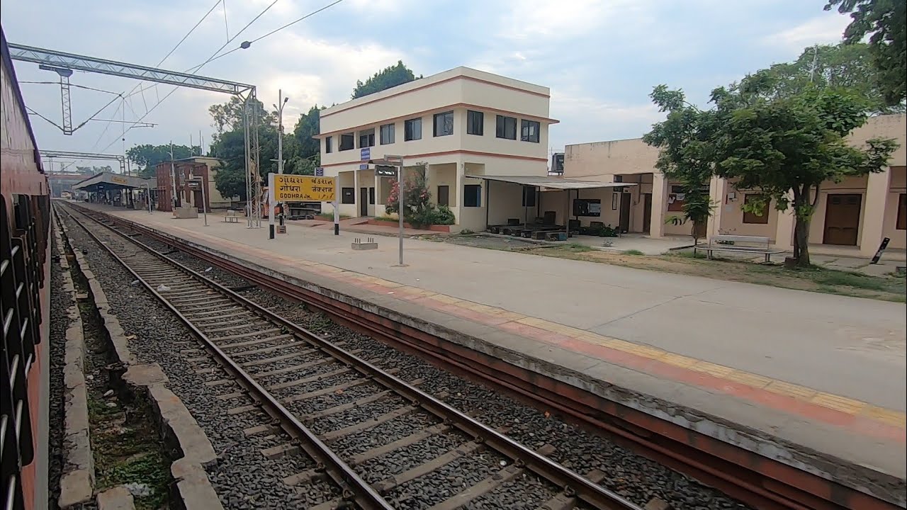 गोधरा जंक्शन बिना रुके पार करते हुए निकली एर्नाकुलम दुरोंतो एक्सप्रेस।।