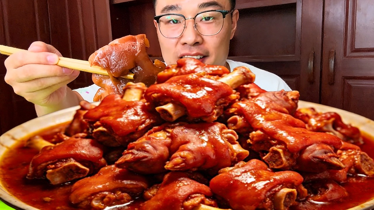 一口脱骨超软糯猪蹄，沉浸式大口炫肉，20 秒一盆直接香迷糊！#脱骨猪蹄#美食 #吃播 #咀嚼音#mukbang #food