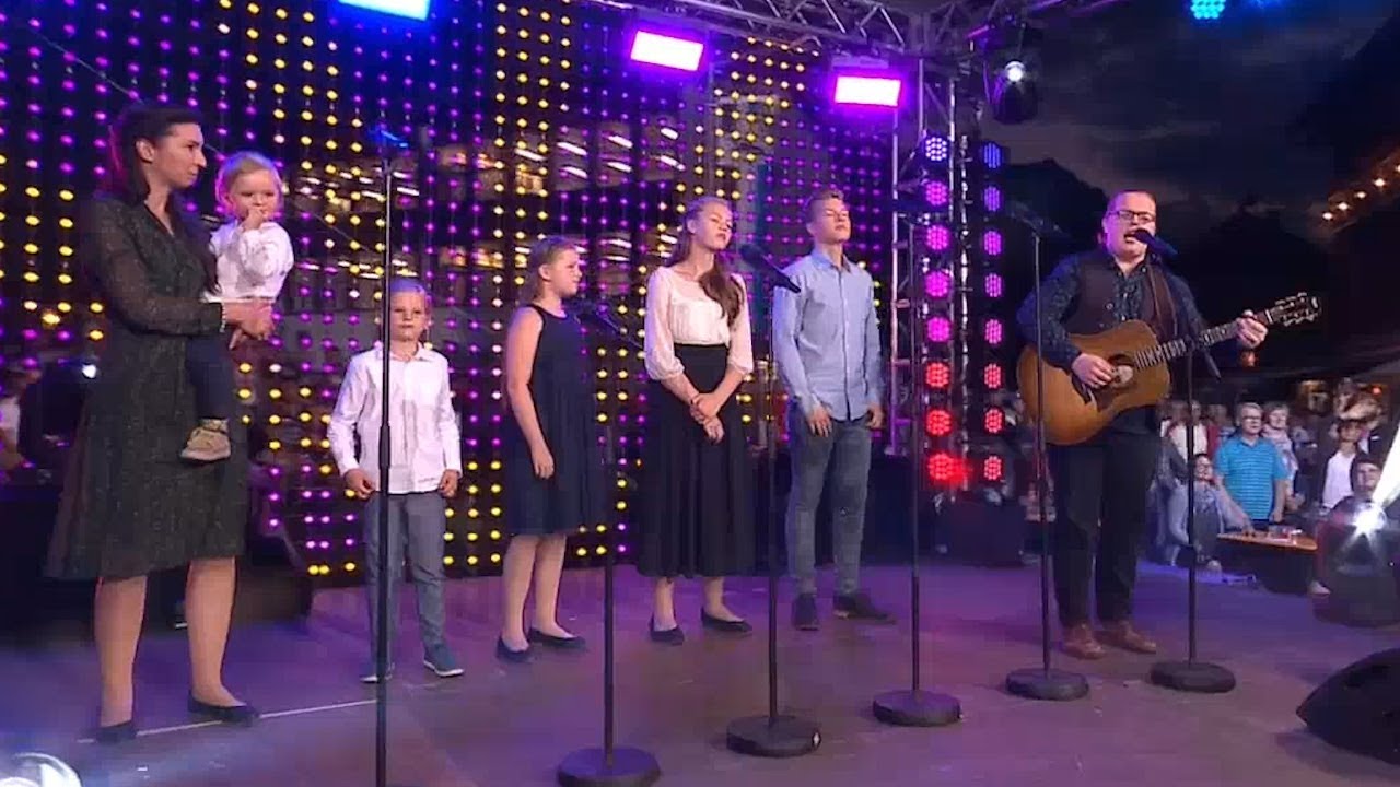 Angelo Kelly & Family - Will Ye Go, Lassie Go (SRF, Donnschtig-Jass aus Savognin 02.08.2018)