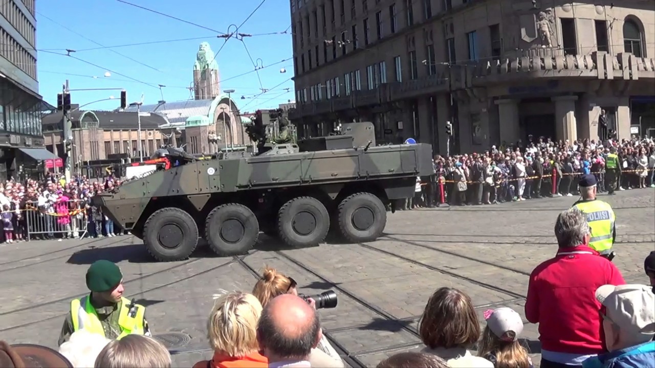 PUOLUSTUSVOIMAIN LIPPUJUHLAN P&Auml;IV&Auml;N PARAATI 2017-OHIMARSSIA
