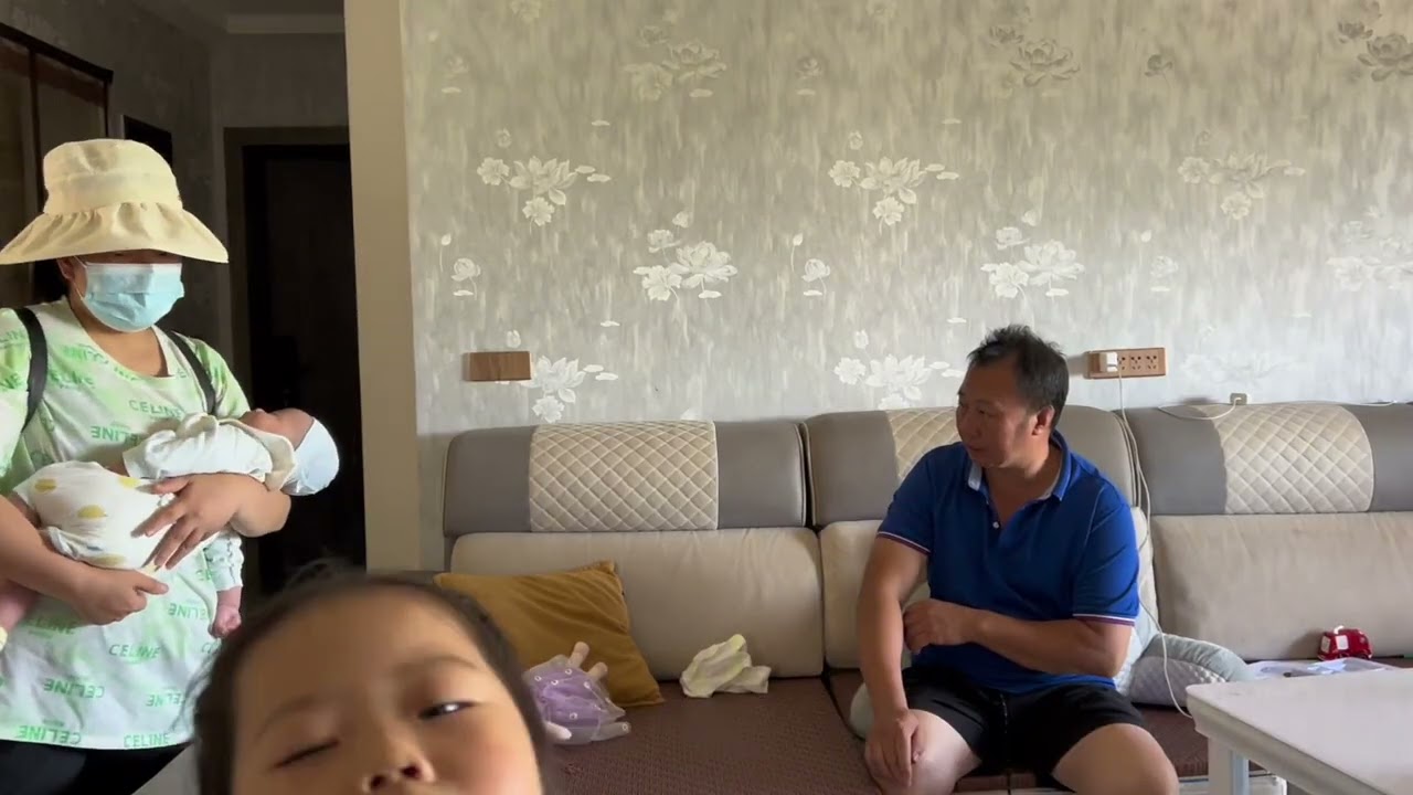 二娃又到了体检的时候了，去医院做体检，身高体重都还可以，就是趴起还不会抬头