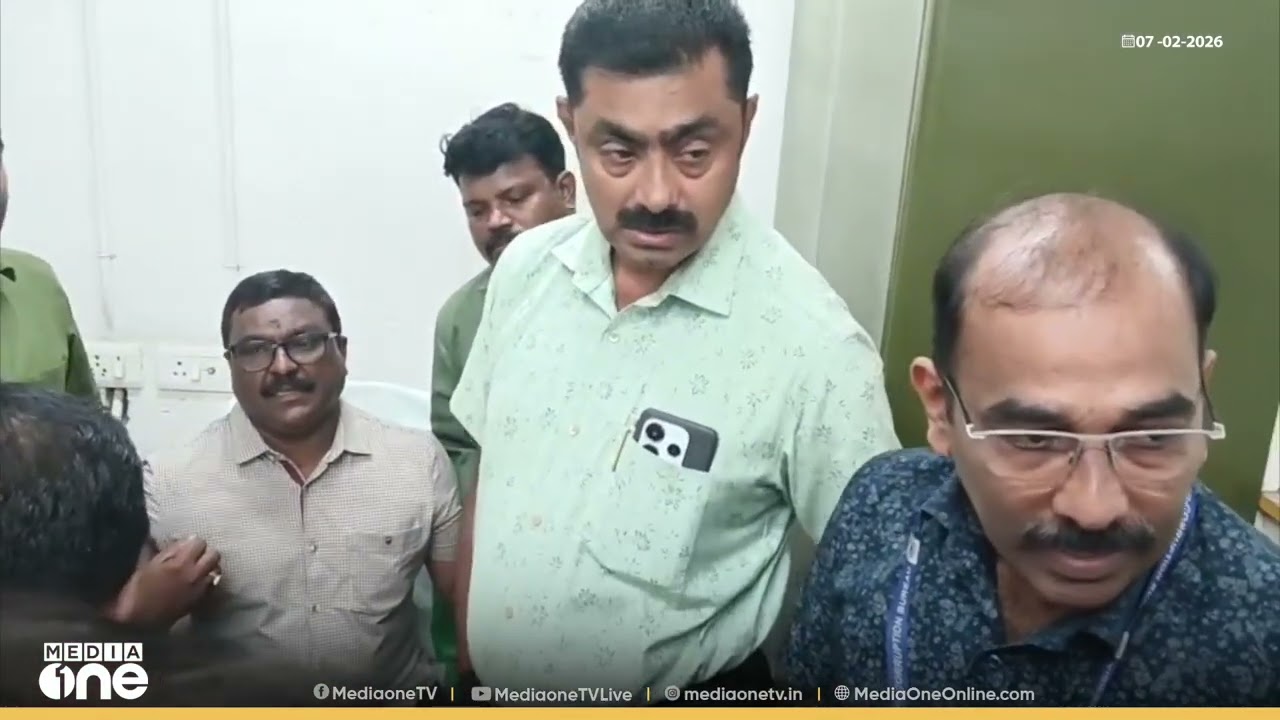 'അവിടെ ഇരിക്ക് സാറേ... കയ്യൊന്ന് ഈ വെള്ളത്തിൽ മുക്കിക്കോ... കൈ ഇങ്ങനെ പിടിക്കെടോ'