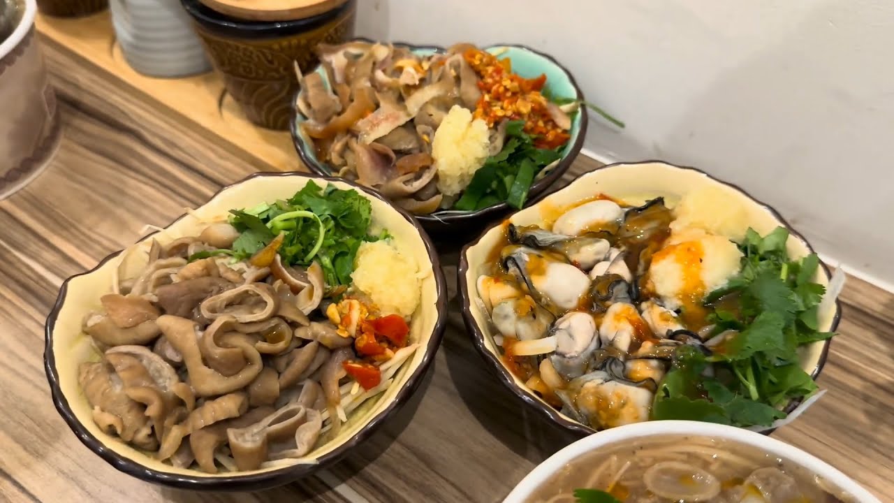 【台灣趴趴走】大骨湯皮蛋麵線 多料麵線配小菜
